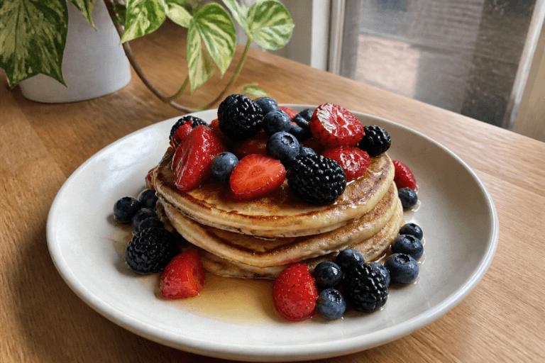 Greek yogurt protein pancakes with berries – a simple high-protein breakfast